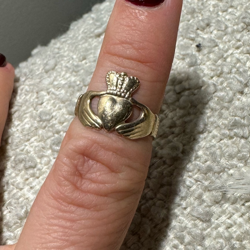 Vintage 9 k Gold Celtic Claddagh Ring